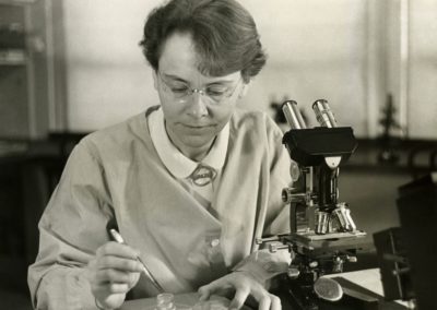 Barbara_McClintock_(1902-1992)_shown_in_her_laboratory_in_1947